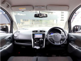 広い視界でよく見える。運転席からの視界が左右に広く隅々まではっきりと見渡せます!クルマの前端も把握しやすく安心して運転できます!