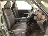 女性でも運転がしやすいように、シートの高さ調整機能(シートリフター)がついています。広い足元にゆったり座れるシートには肘掛も装備しており長距離の運転でも疲れにくいシートです。