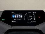【トップマウントメーター】7インチディスプレイにミニマルなグラフィックメーターやLEDインジケーターを表示します。視線移動少なく表示が確認できる、運転に集中しやすい構成となっています。