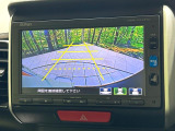 【バックカメラ】駐車時に後方がリアルタイム映像で確認できます。大型商業施設や立体駐車場での駐車時や、夜間のバック時に大活躍!運転スキルに関わらず、今や必須となった装備のひとつです!