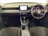車内は光触媒抗菌消臭施工済です。スタイリッシュなデザインでスポーティなインパネ周りを演出します。グローブボックスやカップホルダーのほかにトレーなどたくさんの収納スペースが付いています。