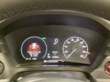 ハイブリット車専用のメーターです。右側の大型スピードメーターに加え、ステアリングスイッチを使って左のマルチインフォメーション・ディスプレイで燃費や動力伝達などの情報が見れるようになっています。
