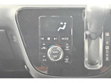 【オートエアコン】一度お好みの温度に設定すれば、車内の温度を検知し風量や温度を自動で調整。快適な車内空間には必須の機能です。