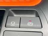 【電動パーキングブレーキ】パーキングブレーキは便利な電動式!ボタン一つで操作でき、アクセルを踏めば自動で解除されます♪レバーやペダルが無いので運転席廻りもすっきりしますね♪
