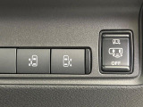 【ハンズフリー機能付き両側パワースライドドア】スライドドアの下に足先を入れてすぐ引くと、自動的にスライドドアが開閉します!荷物で両手がふさがった状態でも、ドアの開閉ができてとっても便利!