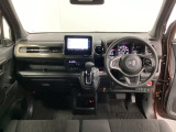 車内は光触媒抗菌消臭施工済です。インパネ周りはスタイリッシュなデザインで機能や装備も充実しています。グローブボックスやカップホルダーのほかにトレーなどたくさんの収納スペースが付いています。