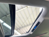 【サンルーフ】ボタンひとつで開閉可能!開放感たっぷりのサンルーフが装着されています!車内に明かりを取り入れたり景色を楽しむ以外にも、よどみがちな車内の空気も簡単に換気できて快適です!