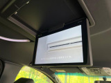 【フリップダウンモニター】大画面モニターで後席でもエンタメをお楽しみいただけます。小さなお子様にも大人気の装備です♪