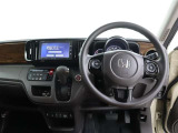 視認性の良いメーターや使いやすく配置されたスイッチ類により、運転中の操作もスムーズです。シンプルながら質感の高いデザインが魅力です。