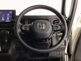 【ハンドル】運転にかかわる様々な操作を安全に行えるように視点移動が少なく操作性に配慮されたスイッチ類が凝縮されたコックピットです。
