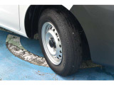 日産純正ホイール。タイヤサイズは165/80R14インチです。