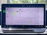 15インチディスプレイによるスマートフォン用アプリ[Apple CarPlay][Android Auto]対応の純正ナビインフォテイメントシステム「Discover Pro Max」を装備、ラジオの