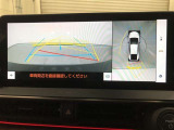 【パノラミックビューモニター(床下透過表示機能付)】クルマを上から見たような画像をディスプレイに表示し、運転席から確認しにくい箇所も確認できます。車両直下及びタイヤ付近のアンダーフロアの確認も可能です