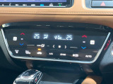 【オートエアコン】一度お好みの温度に設定すれば、車内の温度を検知し風量や温度を自動で調整。暑い&hellip;寒い&hellip;と何度もスイッチ操作をする必要はありません。快適な車内空間には必須の機能ですね♪