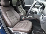 運転席のドアを開け、乗り込む際のイメージです。足元には純正フロアマットも敷かれています。