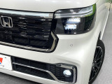 【LEDヘッドライト】悪天候や夜間走行時も良好な視界を確保し安心して運転できる高輝度LEDヘッドライトを装備!点灯速度が早く、消費電力も抑えられています。