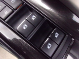 運転席から全ての窓の開閉ができます。ウィンドウロック機能はお子様のいたずら防止に有効です。