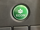 ECON モードをON にするとアクセルペダルの動きに対するエンジンの反応とエアコンの制御を切り換えることで、燃費のいい運転をするドライバーがペダルを踏んだ時と同じようにエンジンを制御します。