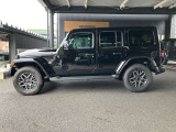 【ホイールアーチ】台形ホイールアーチはJeep伝統のデザインです。採用している理由は諸説ありますが、オフロードを走行する際にタイヤとボディが干渉しあわないよう配慮した作りにするためとなります。