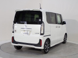 プライバシーガラスが装備されています。外を見るときには気にならずに、後方車両からは車内が見えにくい設計です、周りを気にせず、快適に運転できますよ。