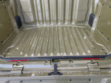 積み下ろしのしやすいデッキにはたっぷりと荷物を積み込んでいただけます。遊びから仕事まで、様々なシーンで頼れます♪