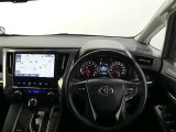 ドライバーを包み込むようなデザイン。運転していて安心感、高級感を感じられるコックピットです。