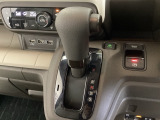 CVT車のセレクトレバーです。低速から高速まで、変速ショックのないスムーズな走りと、エンジン効率のよい領域を維持して燃費にも貢献します。