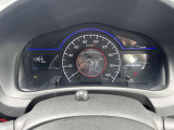 ブルーに光るメーターイルミネーションが運転席を先進的な空間に。毎日のドライブのアクセントになります!