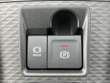 各種操作スイッチです。【電動パーキングブレーキ】は自動でサイドブレーキをかけてくれる安心機能です。