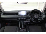 運転時の視界周辺の見やすい位置にメーターやディスプレーオーディオをレイアウト。スイッチ類は自然に手が届く位置に配置され、視線や動作の流れを断ち切らない、ストレスフリーの運転動作を可能にします。