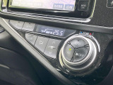 【オートエアコン】一度お好みの温度に設定すれば、車内の温度を検知し風量や温度を自動で調整。暑い&hellip;寒い&hellip;と何度もスイッチ操作をする必要はありません。快適な車内空間には必須の機能ですね♪