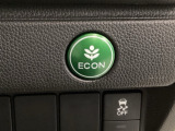ECON モードをON にするとアクセルペダルの動きに対するエンジンの反応とエアコンの制御を切り換えることで、燃費のいい運転をするドライバーがペダルを踏んだ時と同じようにエンジンを制御します。