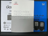 スマートキーは鍵をバッグに入れたままでもドアロックの開閉やエンジンのON・OFFができます。夜間や雨の日も鍵を探さなくて良いので便利です。