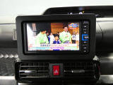 【車内でのひとときを楽しく】テレビの視聴機能も備わっています。休憩中や待ち合わせのちょっとした時間も、退屈せずに心地よく過ごせる嬉しい機能です。