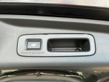 お好みの位置で止められるメモリー機能付の電動リアゲートです!後ろが狭い駐車場でもスムーズに荷物を積めて、さらに背が低い人の手がムリなく届く高さで止めることも可能です!