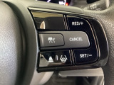 ハンドルにHondaセンシング系のクルーズコントロールやレーンキープアシストなどの操作スイッチが装備されています。ハンドルから手を離さず安全に操作できます。