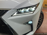 【角型眼LEDヘッドライト】スタイリッシュな見た目の三眼LEDヘッドライトを装備♪スタイルだけでなく、夜間の走行も視界良好で安心してお乗りいただけます。