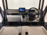 【前方視界】開放的な前方視界!運転がしやすく疲れにくいです♪窓が大きく、見通しがとっても良いおクルマですよ♪