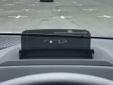 HUD: ヘッドアップディスプレイはドライバーが前方に集中できるよう、ナビや車速情報をフロントガラスに投影するシステムです。