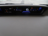 メーターはインテリアの上部にあり運転中でも視線移動が少なく安全です☆☆☆
