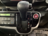 CVT車のセレクトレバーです。低速から高速まで、変速ショックのないスムーズな走りを実現するとともに、エンジン効率のよい領域を維持することで燃費にも貢献します。