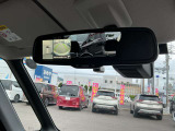 アラウンドビューモニターの映像は、バックミラーにも映せます。
