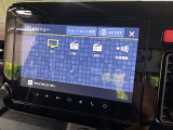 【メーカー9型ナビ】インテリアに溶け込むスタイリッシュな「専用設計」メーカーナビを装備♪視認性や操作性など基本性能にも優れ、より上質なカーライフをお楽しみいただけます。