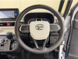 ステアリングスイッチ搭載!手を離さずに手元のスイッチで操作が可能。運転中、視線をそらさなくても操作ができて安全です!