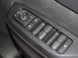 電動格納式ドアミラー・パワーウインドウを装備しています。