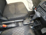 【ゆとりのある室内】ジャンボ専用の広いキャビンで圧迫感のない空間が広がります。明るい色合いの内装で車内が広く感じられ、ゆったりとくつろげます。