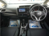 運転にかかわる様々な操作を安全に行えるように視点移動が少なく、操作性に配慮されたスイッチ類が凝縮されたコクピットです。