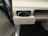 カップホルダーは運転席や助手席からちょうど手の届く位置です!!