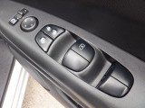 パワーウィンドウは運転席のスイッチのみオート機能も装備!お子様が一緒の時も安心のウィンドウロック付き♪更にドアミラーは電動式の角度調整&格納機能付きなので狭い所で大活躍!