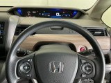 ステアリング右手側に安全運転支援機能のホンダセンシングをコントロールするスイッチ、左手側にオーディオ関連のコントロールスイッチを配置、視線を逸らすことなく運転に集中できます